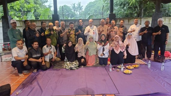 H. Ricky Yuanda Bastian Dorong Ketahanan Pangan Lewat Program Ayam Petelur di Serpong Utara